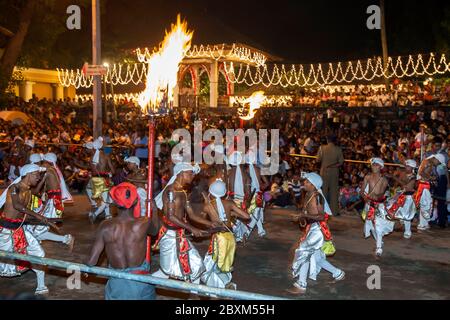 Pathuru Tänzer treten vor einer riesigen Menschenmenge im Esala Perahara (große Prozession) entlang einer Straße in Kandy in Sri Lanka auf. Stockfoto