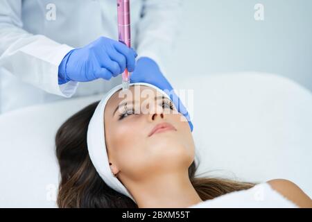 Schöne junge Frau bekommen Gesichtsbehandlung im Schönheitssalon. Stockfoto