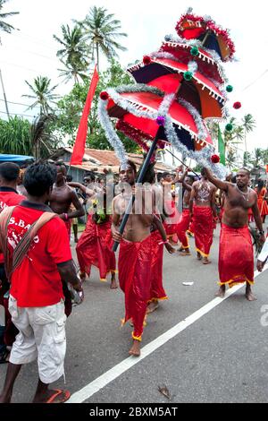 Kavadi Tänzer treten entlang der Küstenstraße während der Hikkaduwa Perahera in Sri Lanka auf. Diese Tänzer sind Hindu-Leute. Stockfoto