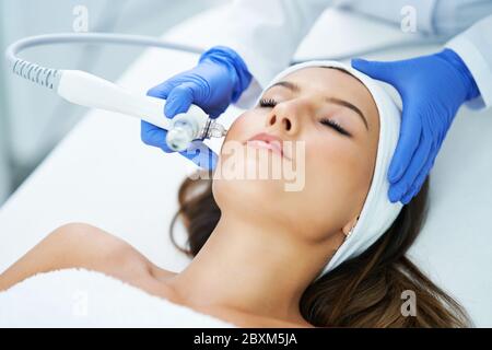 Schöne junge Frau bekommen Gesichtsbehandlung im Schönheitssalon. Stockfoto
