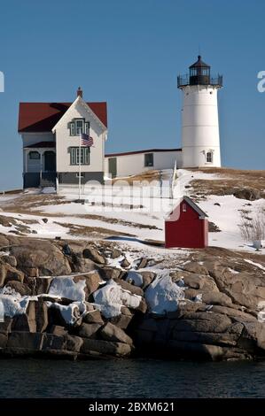Cape Neddick Lighthouse (auch bekannt als der Nubble Lighthouse) in Maine im Winter Stockfoto