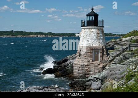 Wellen brechen auf den Felsen vor dem Castle Hill Lighthouse in Newport, Rhode Island Stockfoto