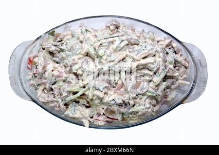Auf dem Teller Hauptstadt Mayonnaise Salat weiße Hintergründe . Eine familiengroße Schüssel mit gesunden Krautsalat, mit grünem und rotem Kohl, Karotte, rote Zwiebel gemacht Stockfoto