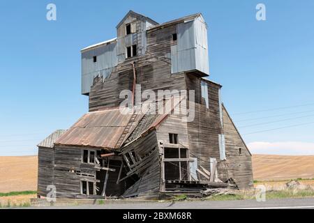 Verlassene Körnerelevator in einem Feld. Bild aufgenommen im Palouse, Washington. Stockfoto