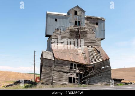 Verlassene Körnerelevator in einem Feld. Bild aufgenommen im Palouse, Washington. Stockfoto