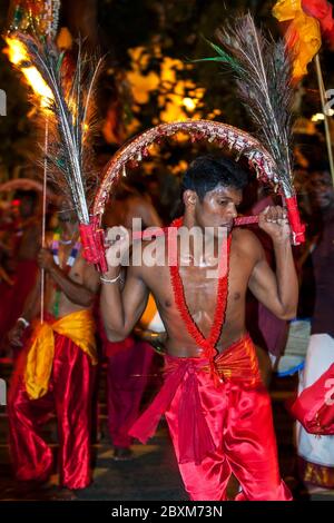 Ein Hindu Kavadi Tänzer tritt durch die Straßen von Kandy in Sri Lanka während der buddhistischen Esala Perahera. Stockfoto