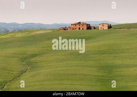 Verlassene Villa auf einem Hügel in der Toskana, Italien. Stockfoto