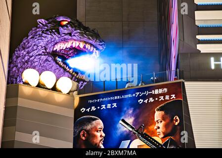 Kabuki Central Road in Shinjuku mit einem Godzilla-Kopf, der vom Toho-Kinogebäude in Kabukicho, Tokio, herabblickt Stockfoto