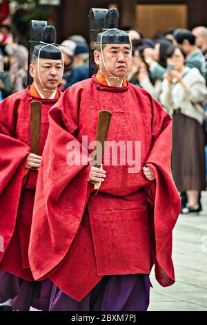 Kannushi, shinto Priester Parade in Meiji Jingu, Harajuku, Tokio, Japan Stockfoto