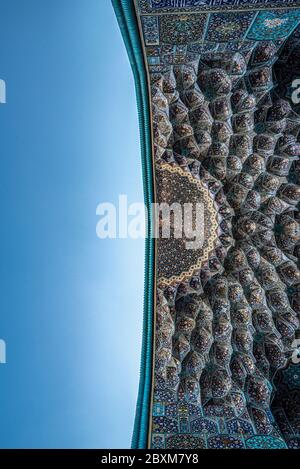 Detail der Muqarnas im Iwan der Imam Moschee, Isfahan, Iran Stockfoto