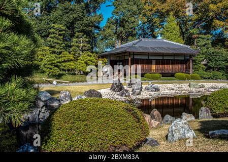 Teich und Steingarten in den Ninomaru Gärten von Kobori Enshu, Nijo Castle, Kyoto, Japan entworfen Stockfoto