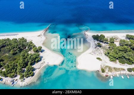 Luftdrohnenansicht von Port Glarokavos und Lagunenstrand in Kassandra penisula Chalkidiki Griechenland Stockfoto