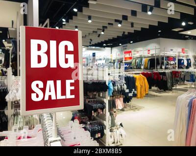 Großer Verkauf. Saisonverkauf, schwarzer freitag und Shopping-Konzept. Red Stand Rabatt Preis im Geschäft. Stockfoto