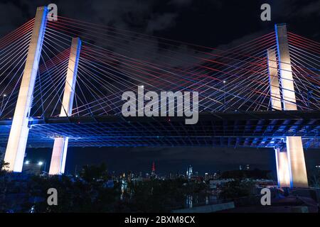 New York, Usa. Juni 2020. Die Kosciuszko-Brücke ist in Blau und Gold beleuchtet zu Ehren der New Yorker Arbeit, die Kurve des COVID-19 Virus zu glätten.Gouverneur Andrew M. Cuomo gab heute bekannt, dass Wahrzeichen im ganzen Staat in Blau und Gold beleuchtet werden und wird "New York Tough" zu Ehren projizieren New Yorkers' Arbeit, um die Kurve des COVID-19-Virus abzuflachen. Quelle: SOPA Images Limited/Alamy Live News Stockfoto