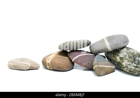 Bunte Kieselsteine auf weißem Hintergrund isoliert Stockfoto