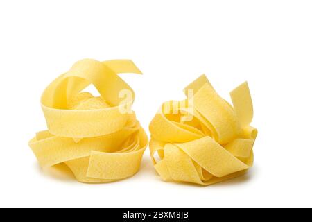 Zwei rohe Pappardelle Pasta Nester isoliert auf weiß Stockfoto