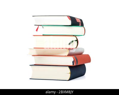 Sechs Bücher mit leerem Einbände gestapelt, isoliert auf weiß Stockfoto