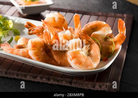 Gegrillte Riesengarnelen auf weißem Teller mit Dip-Sauce Stockfoto