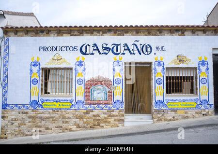 Hornachos, Spanien - 1. Juni 2020: Traditionelle Glasierte Fliesenfassade der Bäckerei, Hornachos, Spanien. Ländlicher und gastronomischer Tourismus in Extremadura Stockfoto