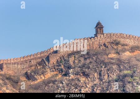 Alte Amer Wand mit Turm auf Hügeln in der Nähe von Jaipur, Rajasthan, Indien Stockfoto