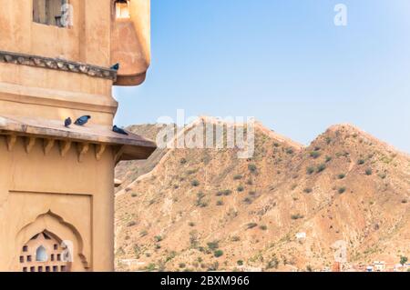 Blick auf einen Teil der alten Amer Wand in der Nähe von Jaipur, Rajasthan, Indien von Amber Fort. Stockfoto