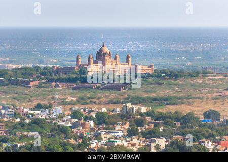 Luftaufnahme von Jodhpur - mit Umaid Bhawan Palace - die Blaue Stadt Stockfoto