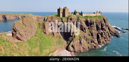 Ein Panorama von Dunnottar Castle, das an einem sonnigen Tag auf den Klippen außerhalb von Stonehaven, Schottland, liegt Stockfoto