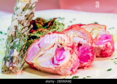 Schweinelende und Wurst in Kruste im Ofen gebacken, knusprig und saftig mit Gemüsekuchen und Rosmarin und gebratenem Salbei Stockfoto