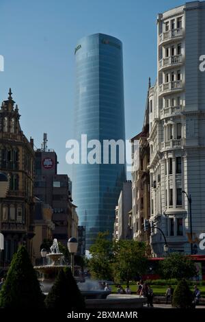Contrast zwischen alt und neu: Blick von Bilbaos Altstadt auf den Torre Iberdrola Stockfoto
