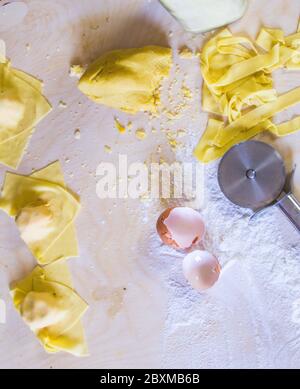 Hände der italienischen Hausfrau Vorbereitung Eiernudeln für die Party Mittagessen, Ravioli und Tortelli, Eiernudeln mit Kürbis und Wurst Füllung gefüllt, für Stockfoto