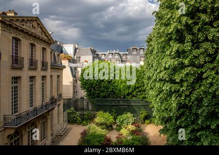 Paris, Frankreich - 24. April 2020: Typische Dächer von haussmann-Gebäuden in Paris Stockfoto