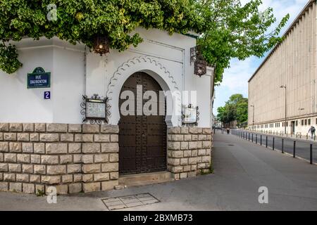 Paris, Frankreich - 25. April 2020: Eingang der Grande Mosquee de Paris (große Moschee), im 5. Arrondissement von Paris gelegen, ist es eines der la Stockfoto