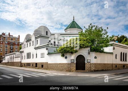 Paris, Frankreich - 25. April 2020: Die 1926 erbaute Grande Mosquee de Paris (große Moschee) im 5. Arrondissement von Paris ist eine der großen, Stockfoto