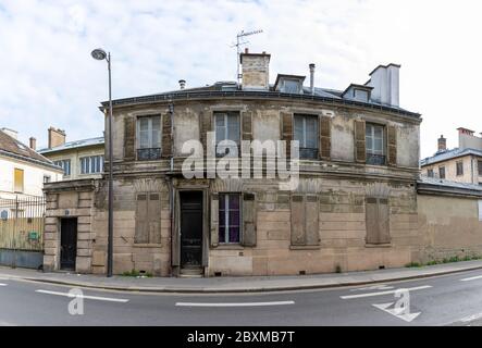 Paris, Frankreich - 25. April 2020: Altes verlassene Haus in der Nähe von Jardin des plantes in Paris Stockfoto