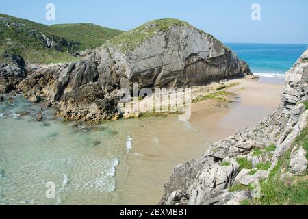 Wilder Küstenabschnitt am Jakobsweg bei Llanes im Golf von Biskaya Stockfoto