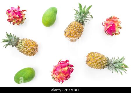 Tropisches Fruchtmuster mit Ananas, Mango und Drachenfrüchten auf weißem Hintergrund. Flach liegend, Draufsicht Stockfoto