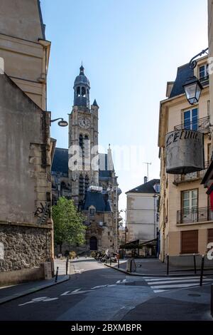 Paris, Frankreich - 13. April 2020: Blick auf die Kirche St Etienne du Mont in der Nähe des Pantheons in Paris während der Eindämmungsmaßnahmen wegen Covid-19 Stockfoto