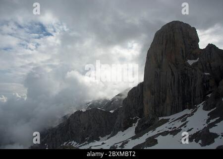 Dramatische Stimmung am PICU Uriellu, rühmtester Berg des Nationalparks Picos de Europa Stockfoto