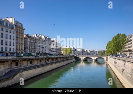 Paris, Frankreich - 16. April 2020: Seine und Haussmann Gebäude in der Nähe der Kathedrale Notre Dame Stockfoto