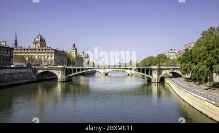 Paris, Frankreich - 16. April 2020: Conciergerie entlang der seine während der Sperre. Es gibt niemanden am Ufer, auf der Brücke und auf der seine, weil o Stockfoto