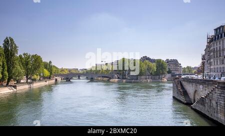 Paris, Frankreich - 16. April 2020: Seine während der Sperre. Es gibt niemanden am Ufer, auf der Brücke und auf der seine wegen der Eindämmung mesu Stockfoto