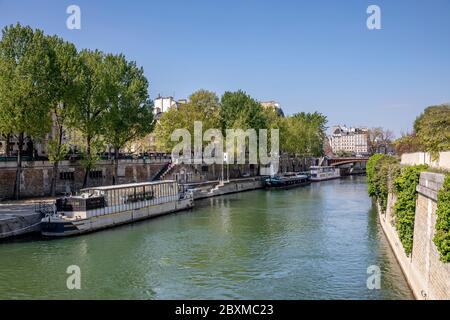 Paris, Frankreich - 16. April 2020: Seine während der Sperre. Es gibt niemanden am Ufer, auf der Brücke und auf der seine wegen der Eindämmung mesu Stockfoto