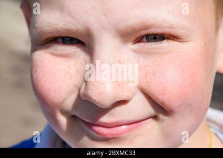 Kleines Kind mit wütenden blauen Augen für die Kindheit Rebellion, Sommersprossen Stockfoto