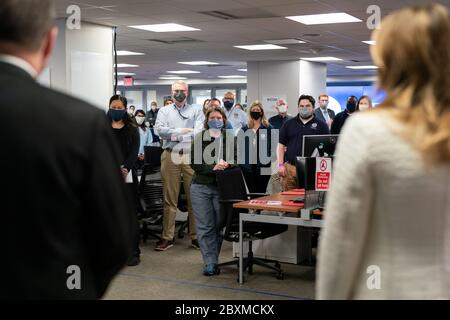 Washington, Vereinigte Staaten Von Amerika. Juni 2020. First Lady Melania Trump und der Administrator der Federal Emergency Management Agency (FEMA) Peter Gaynor nehmen an einem Mitarbeiteraufruf Teil Treffen und begrüßen Mitarbeiter des National Response Coordination Center Mittwoch, 3. Juni 2020, im FEMA-Hauptsitz in Washington, DC Personen: First Lady Melania Trump Kredit: Storms Media Group/Alamy Live News Stockfoto