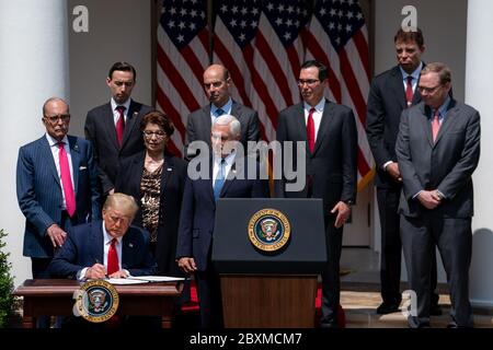 Washington, Vereinigte Staaten Von Amerika. Juni 2020. Präsident Donald J. Trump, zusammen mit Vizepräsident Mike Pence, Kabinettsmitgliedern und leitenden Beratern des Weißen Hauses, unterzeichnet H.R. 7010, den "Paycheck Protection Program Flexibility Act of 2020" Freitag, 5. Juni 2020, im Rosengarten des Weißen Hauses Menschen: Präsident Donald Trump Kredit: Storms Media Group/Alamy Live News Stockfoto