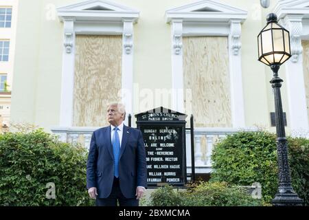 Washington, Vereinigte Staaten Von Amerika. Juni 2020. Präsident Donald J. Trump respektiert die St. JohnÕs Episcopal Church in Washington, DC Montag, 1. Juni 2020, die durch Feuer während der Unruhen am Sonntag beschädigt wurde.Menschen: Präsident Donald Trump Kredit: Storms Media Group/Alamy Live News Stockfoto