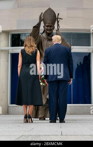 Washington, Vereinigte Staaten Von Amerika. Juni 2020. Präsident Donald J. Trump und First Lady Melania Trump nehmen an einer Kranzniederlegung an der Statue von St. John Paul II. Teil Dienstag, 2. Juni 2020, im St. John Paul II National Shrine in Washington, DC Personen: Präsident Donald Trump, Melania Trump Quelle: Storms Media Group/Alamy Live News Stockfoto