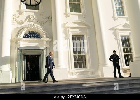 Washington, Vereinigte Staaten Von Amerika. Juni 2020. Präsident Donald J. Trump geht vom Nordportico des Weißen Hauses Montag, 1. Juni 2020, auf dem Weg, um seine Achtung der St. JohnÕs Episcopal Church in Washington, DC, die durch Feuer während der Unruhen am Sonntag beschädigt wurde Menschen: Präsident Donald Trump Kredit: Storms Media Group/Alamy Live News Stockfoto