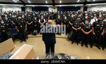 Washington, Vereinigte Staaten Von Amerika. Juni 2020. Präsident Donald J. Trump spricht mit Mitgliedern der United States Secret Service Uniformierten Division Donnerstag, 4. Juni 2020, im South Court Auditorium des Eisenhower Executive Office Building im Weißen Haus Leute: Präsident Donald Trump Kredit: Storms Media Group/Alamy Live News Stockfoto