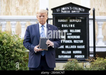 Washington, Vereinigte Staaten Von Amerika. Juni 2020. Präsident Donald J. Trump respektiert die St. JohnÕs Episcopal Church in Washington, DC Montag, 1. Juni 2020, die durch Feuer während der Unruhen am Sonntag beschädigt wurde.Menschen: Präsident Donald Trump Kredit: Storms Media Group/Alamy Live News Stockfoto